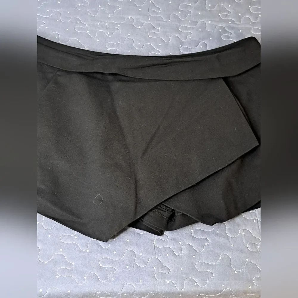 Alythea black skort size large